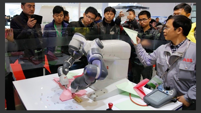 Hasta este miércoles los curiosos podrán disfrutar de una exposición de robots en Pekín. (EFE)