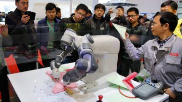 Hasta este miércoles los curiosos podrán disfrutar de una exposición de robots en Pekín. (EFE)