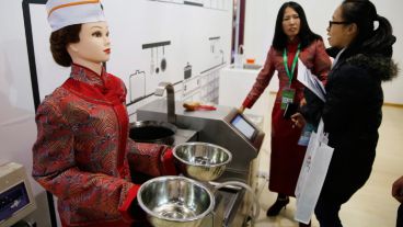 La mujer robot cocinera, una de las novedades vista en la feria. (EFE)