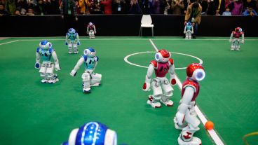 Siempre hay tiempo para un picadito al fútbol entre robots. (EFE)
