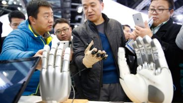 Un hombre prueba a controlar una mano robótica. (EFE)
