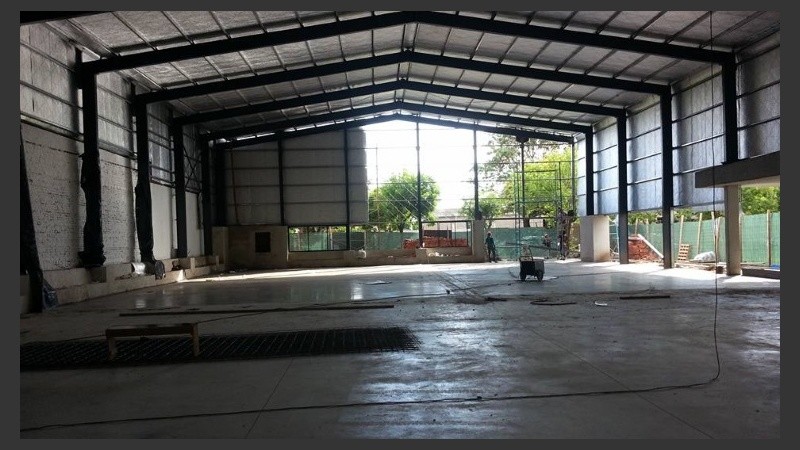 El gimnasio de Los Tiburones en su etapa final de construcción. 