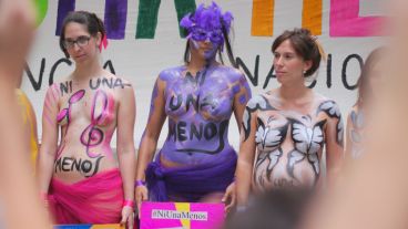 Mujeres pintaron sus cuerpos para manifestarse en contra de la violencia de género. (Rosario3.com)