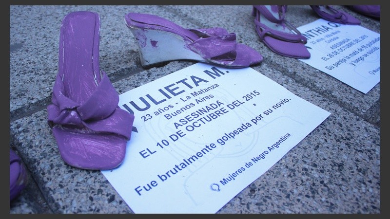 Cada par de zapatos representa una víctima en todo el país. (Rosario3.com)