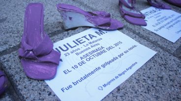 Cada par de zapatos representa una víctima en todo el país. (Rosario3.com)