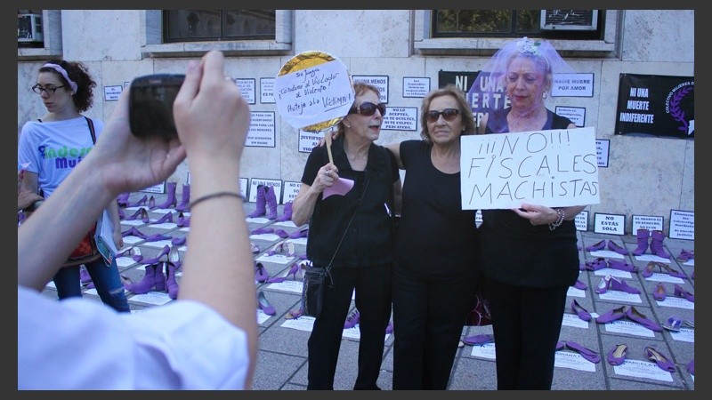 Mujeres posando ante la cámara este miércoles. (Rosario3.com)