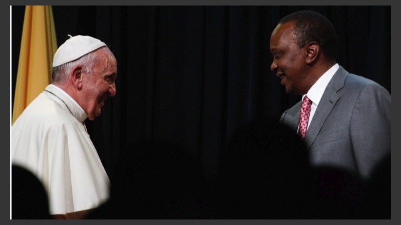 El papa Francisco (i) saluda al presidente keniano, Uhuru Keniatta.