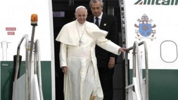 El Papa Francisco al arribar a África.