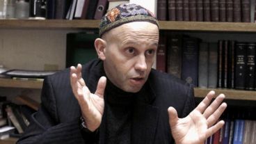 E rabino salió a desmentir publicaciones de Cristina en Facebook.