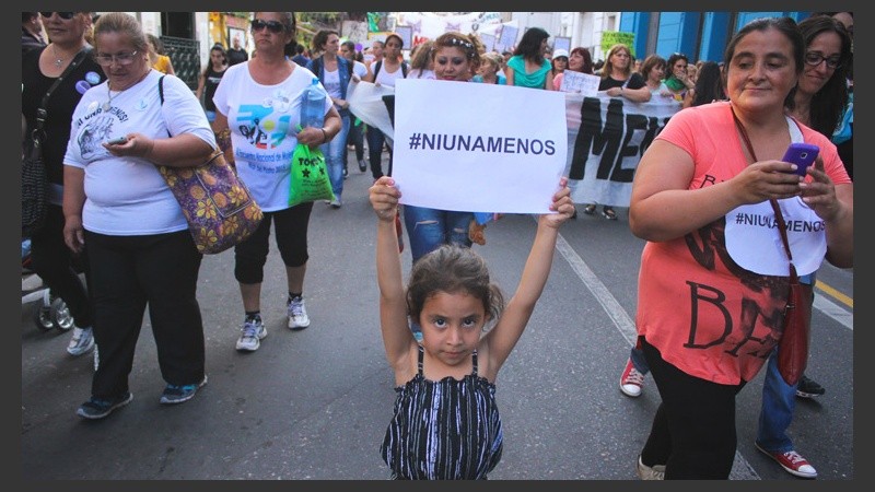 Una niña sostiene un cartel durante la marcha en Rosario.