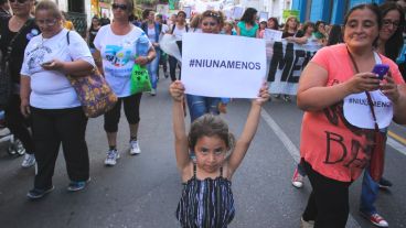 Una niña sostiene un cartel durante la marcha en Rosario.