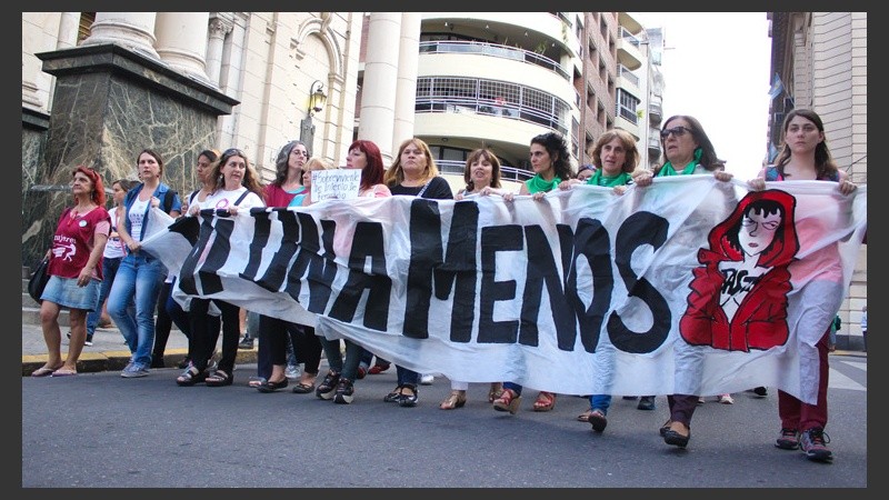 #NiUnaMenos, la consigna que movilizó a hombres y mujeres este miércoles.