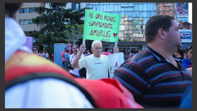 Un hombre con un cartel visto en plaza Montenegro.