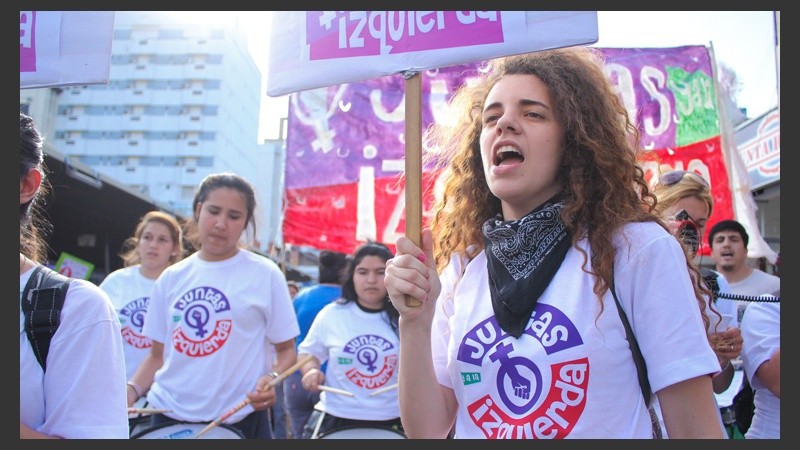 Una joven cantando durante la marcha.