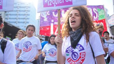 Una joven cantando durante la marcha.