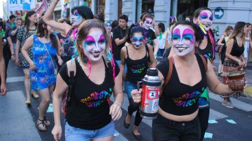 Las chicas le pusieron mucho color a la jornada de protesta.