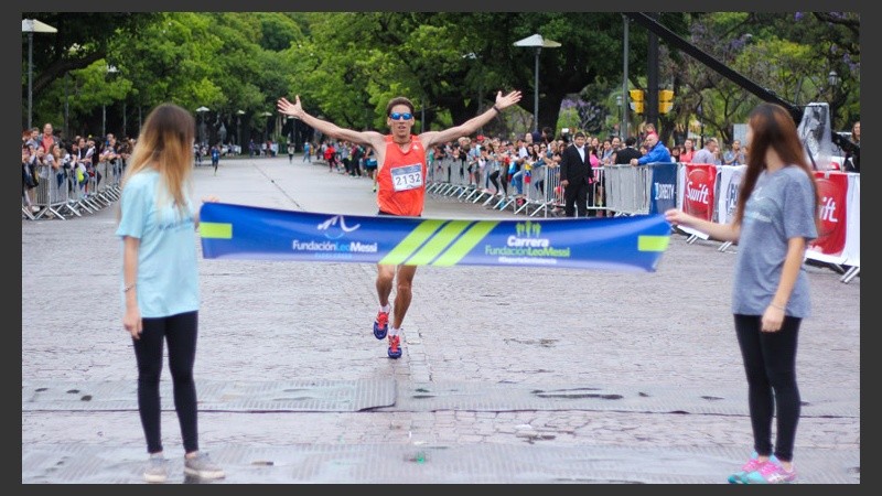 El ganador de los 10 kilómetros llegando a la meta. (Alan Monzón/Rosario3.com)