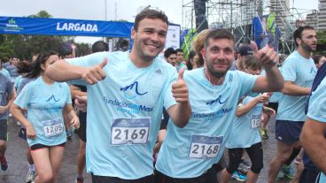 Dos jóvenes saludan a cámara en plena carrera. (Alan Monzón/Rosario3.com)