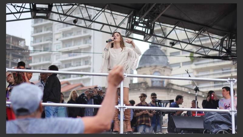 La Sole cantó unos temas en el escenario principal. (Alan Monzón/Rosario3.com)