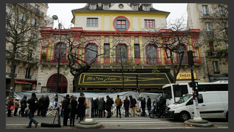 Numerosas personas se concentraron ante el Bataclan durante un homenaje. Para la fecha, Hollande, llamó a engalanar con la tricolor las fachadas de las casas.