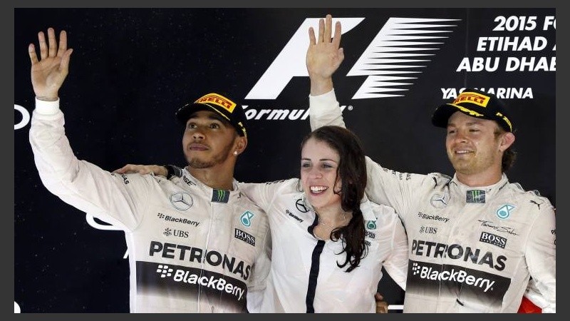 Podio para Mercedes: Hamilton, Kim Stevens (ingeniera de la escudería) y Rosberg, La próxima temporada comienza el 20 de marzo, en Melbourne, Australia.