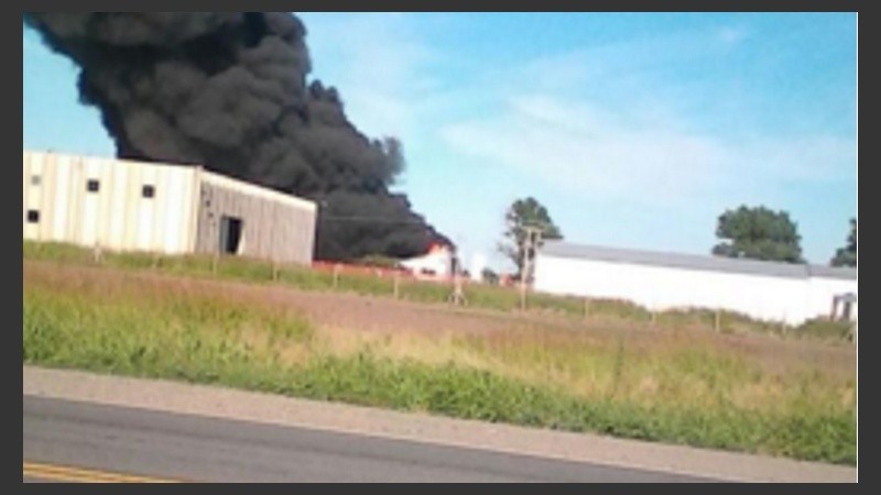 Así se veía desde la ruta el humo desde la fábrica. 