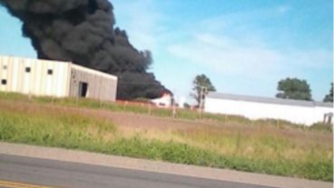 Así se veía desde la ruta el humo desde la fábrica.