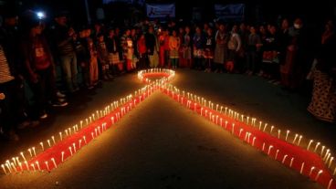 La víspera del Día Mundial de la lucha contra el Sida en Katmandú, Nepal.