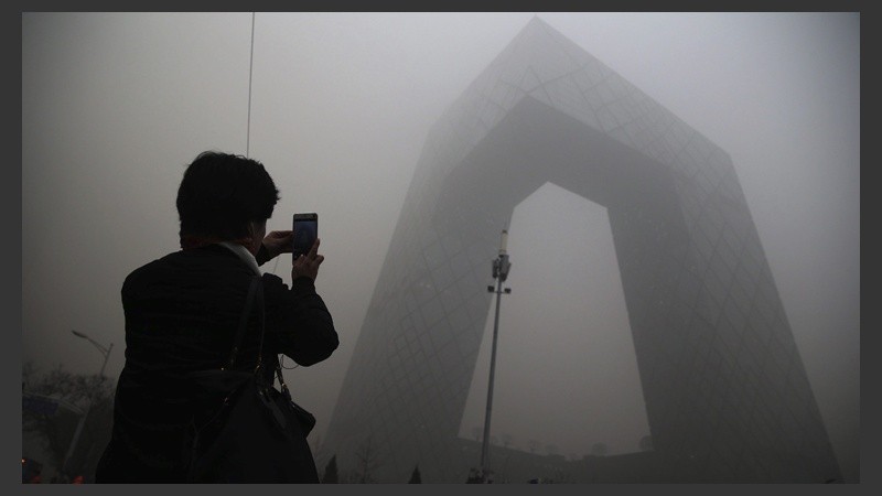 Así amaneció Pekín este martes. El nivel de alerta por contaminación se mantiene muy alto. (EFE)