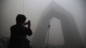 Así amaneció Pekín este martes. El nivel de alerta por contaminación se mantiene muy alto. (EFE)