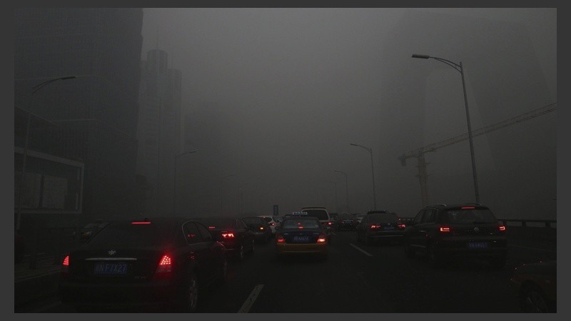 Pekín y una ciudad donde la visibilidad es reducida en pleno día. (EFE)