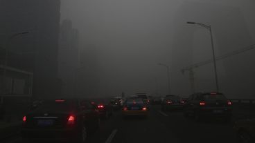 Pekín y una ciudad donde la visibilidad es reducida en pleno día. (EFE)