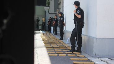 Lo droga incautada se mostró en la sede de la Policía Federal.