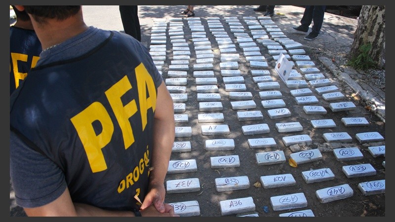 Lo droga incautada se mostró en la sede de la Policía Federal.