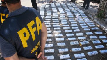 Lo droga incautada se mostró en la sede de la Policía Federal.