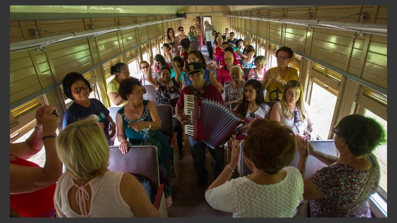Un acordeón suena ante la mirada de los pasajeros que tomaron la vía Curitiba - Morretes al sur de Brasil. (EFE)