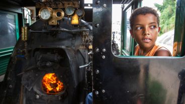 Un joven en la caldera de la locomotora de casi cien años de antigüedad. (EFE)
