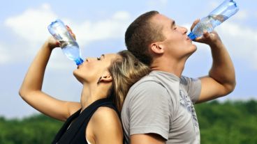 La hidratación debe llevarse a cabo antes, durante y después del ejercicio.