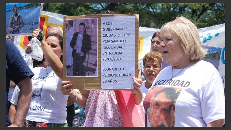 Allegados a Leonardo Perrone, víctima fatal de una entradera en agosto de 2014. (Alan Monzón/Rosario3.com)