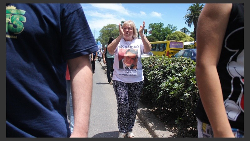 El primer miércoles de cada mes, los familiares marchan alrededor de Tribunales. (Alan Monzón/Rosario3.com)