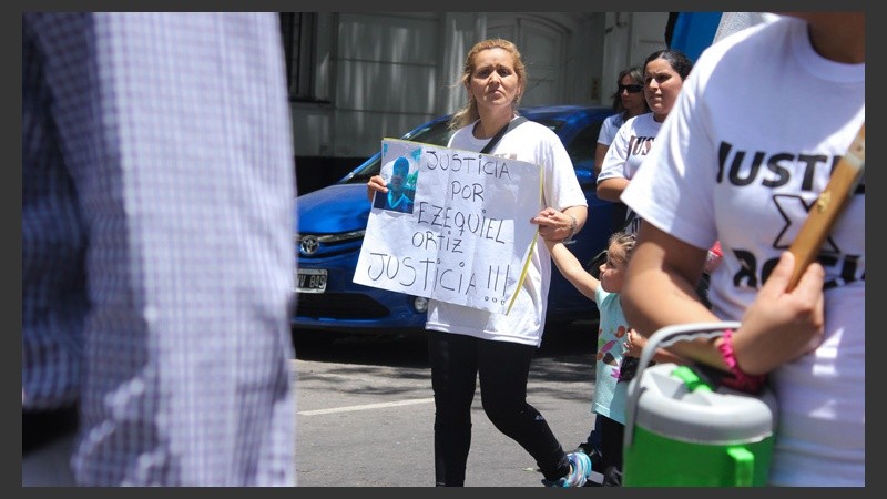 Una joven pide por Ezequiel Ortiz este mediodía. (Alan Monzón/Rosario3.com)