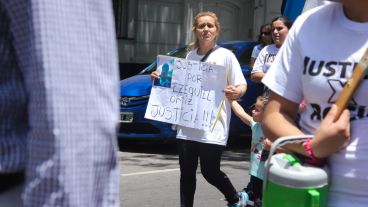 Una joven pide por Ezequiel Ortiz este mediodía. (Alan Monzón/Rosario3.com)