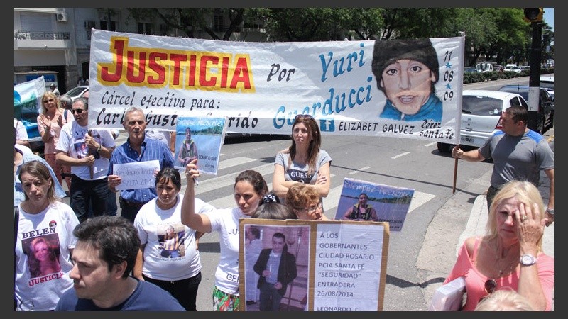 Carteles y pancartas, todo es válido para pedir justicia. (Alan Monzón/Rosario3.com)