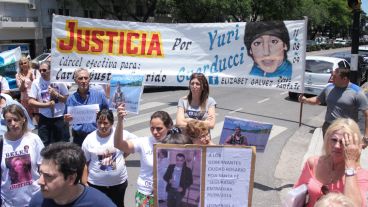 Carteles y pancartas, todo es válido para pedir justicia. (Alan Monzón/Rosario3.com)