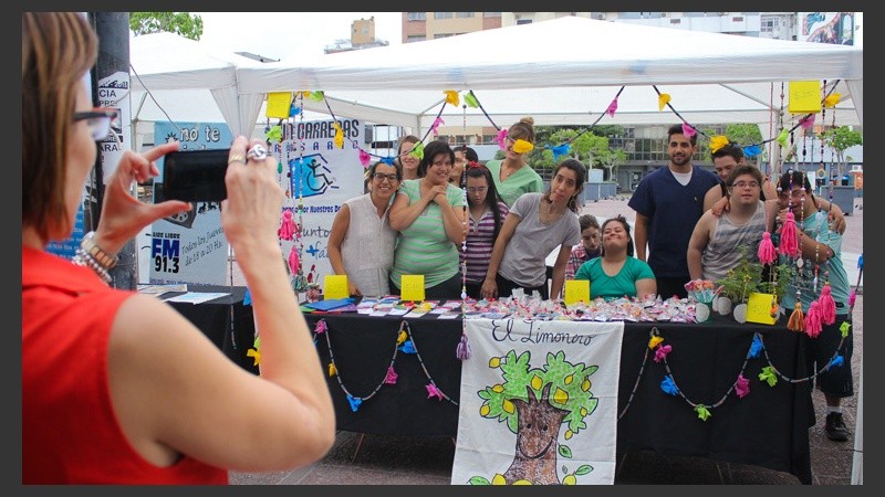 Distintas organizaciones mostraron sus actividades y productos. (Rosario3.com)