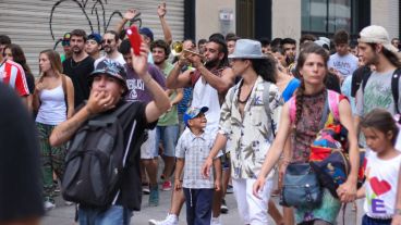 El grupo se movilizó por toda la peatonal Córdoba al ritmo del sonido de una trompeta. (Alan Monzón/Rosario3.com)
