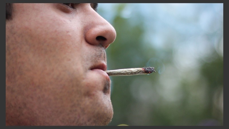 Un joven fuma un cigarrillo de marihuana durante la convocatoria en la plaza céntrica. (Alan Monzón/Rosario3.com)