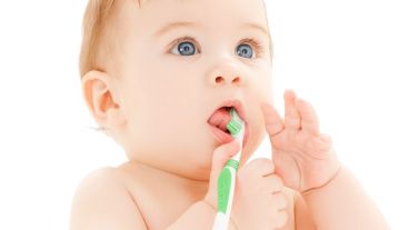 Apenas salen los dientes, se le puede dar al niño un cepillo blandito para que lo muerda y vaya adquiriendo el hábito del cepillado.