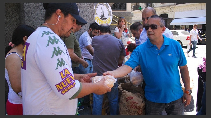 Panaderos regalaron pan en la peatonal Córdoba.