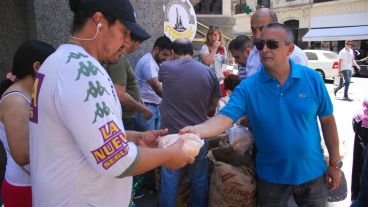 Panaderos regalaron pan en la peatonal Córdoba.